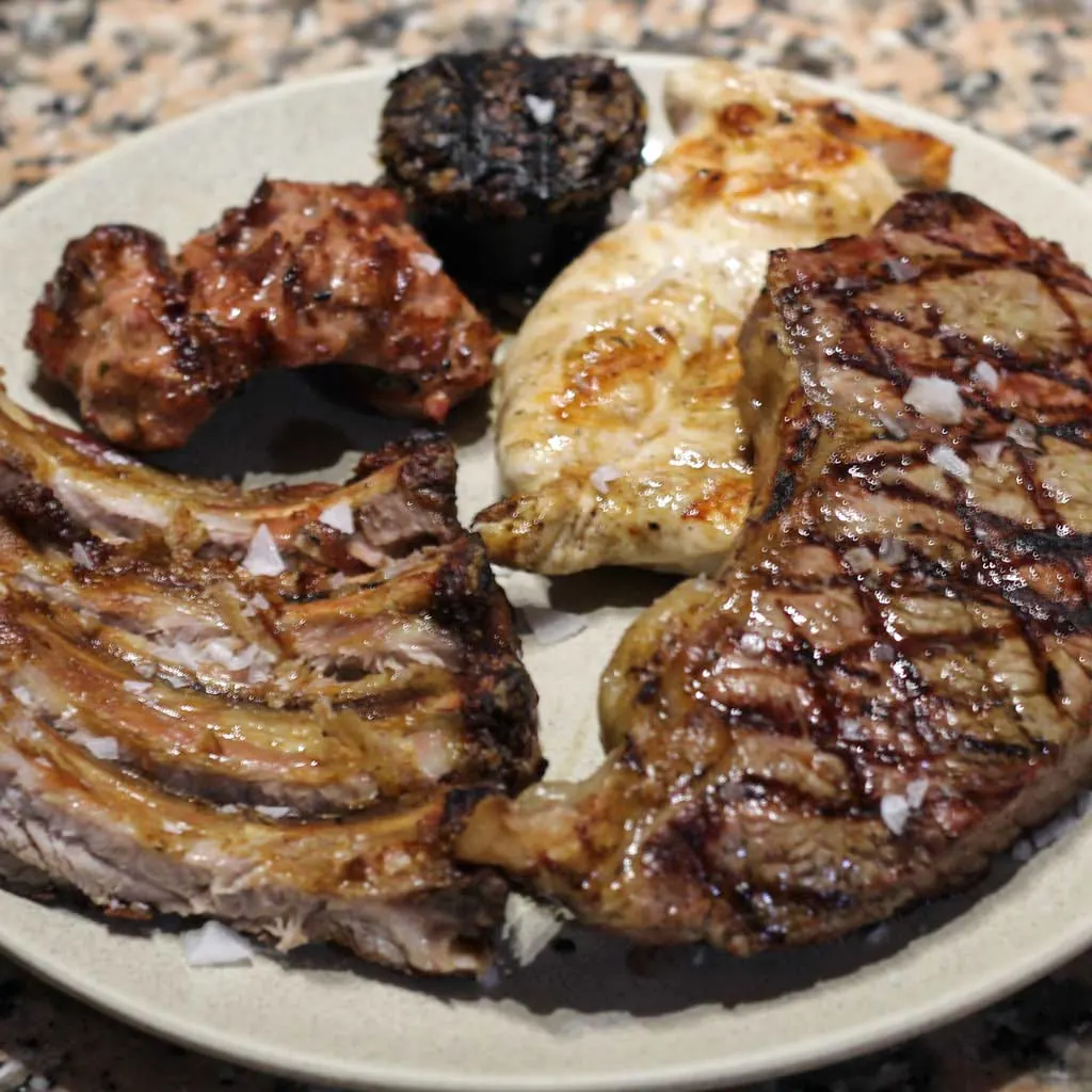 Mixed grill with pork ribs, chicken and beef over charcoal — The Beefeater Fuengirola