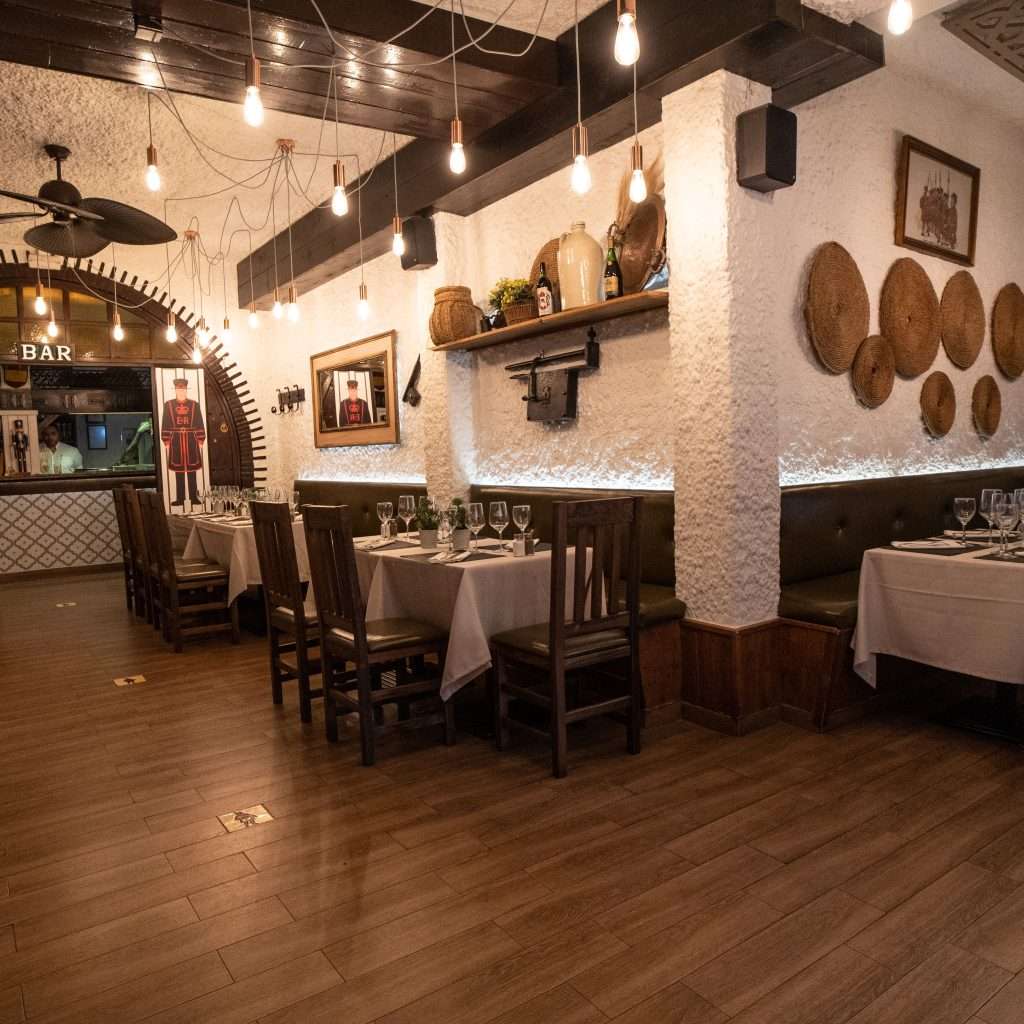 Sala interior con barra de bar y mesas en el asador The Beefeater Fuengirola
