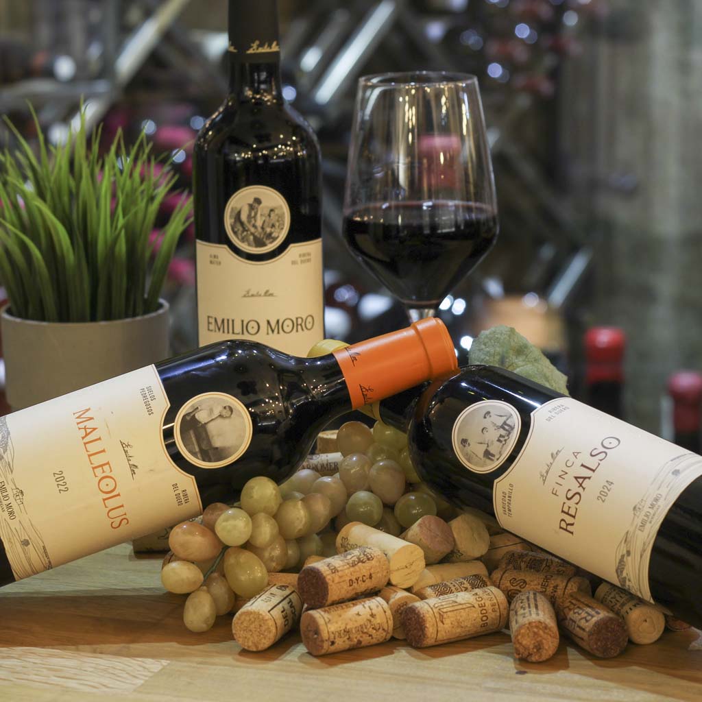 Botellas Emilio Moro Malleolus y Finca Resalso con uvas y corchos en la bodega de The Beefeater