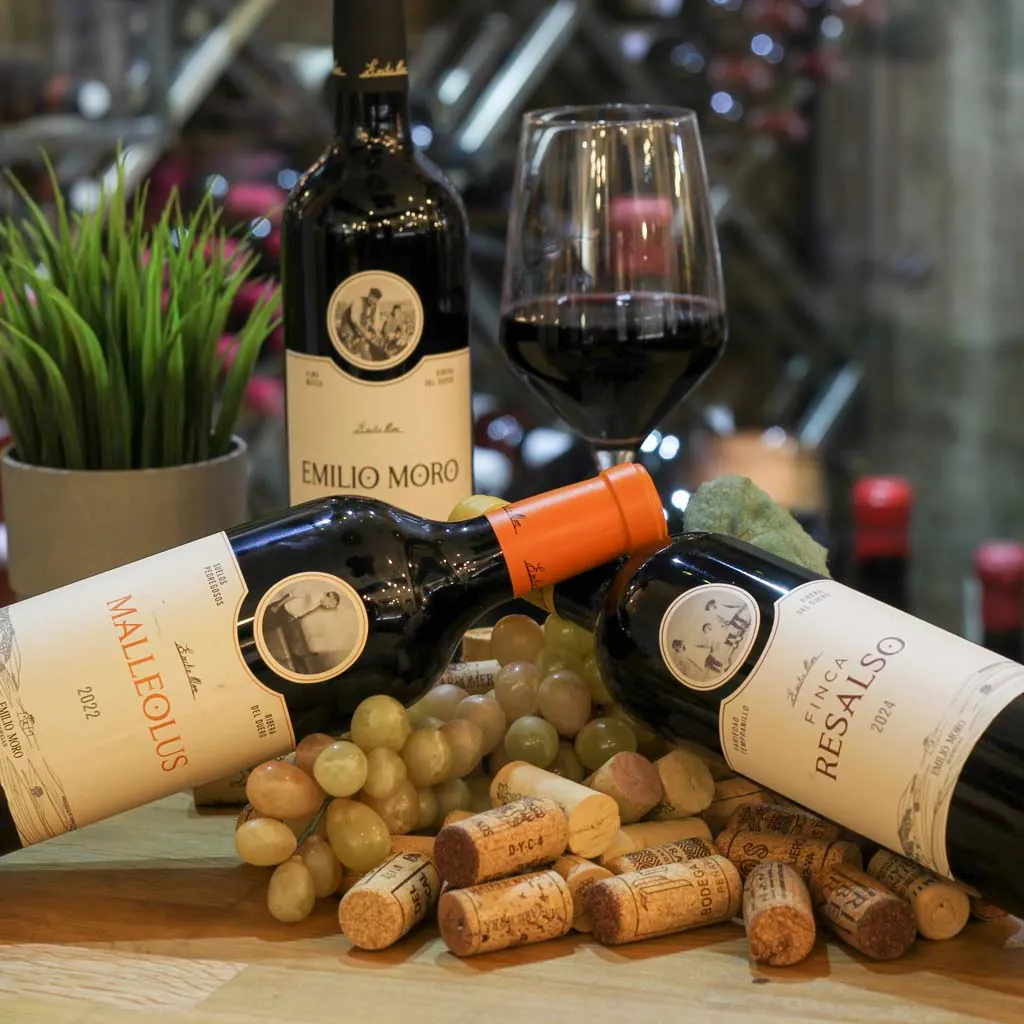 Botellas Emilio Moro Malleolus y Finca Resalso con uvas y corchos en la bodega de The Beefeater